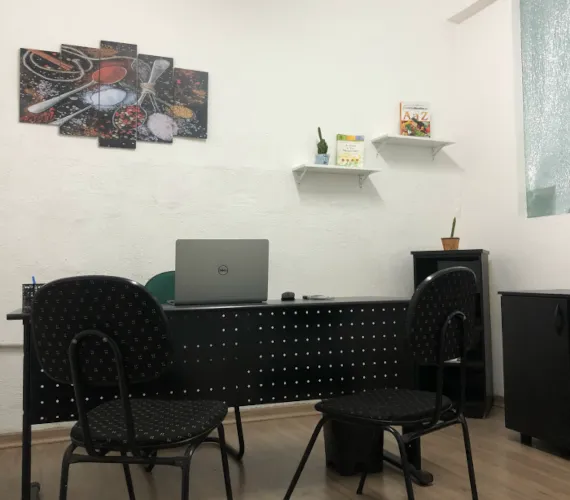 Sala da Clínica com notebook na mesa