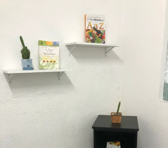 Sala da Clínica com nichos com livros na parede