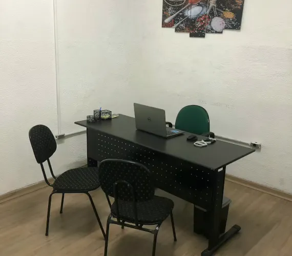 Sala da Clínica com notebook na mesa