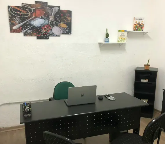 Sala da Clínica com notebook na mesa