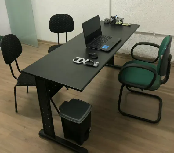 Sala da Clínica com notebook na mesa