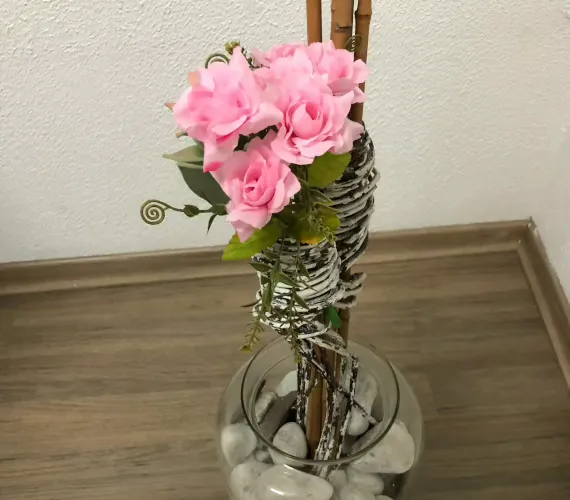 Sala da Clínica com uma planta rosa na mesa