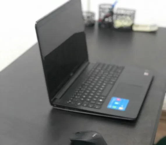 Notebook da Clínica na mesa